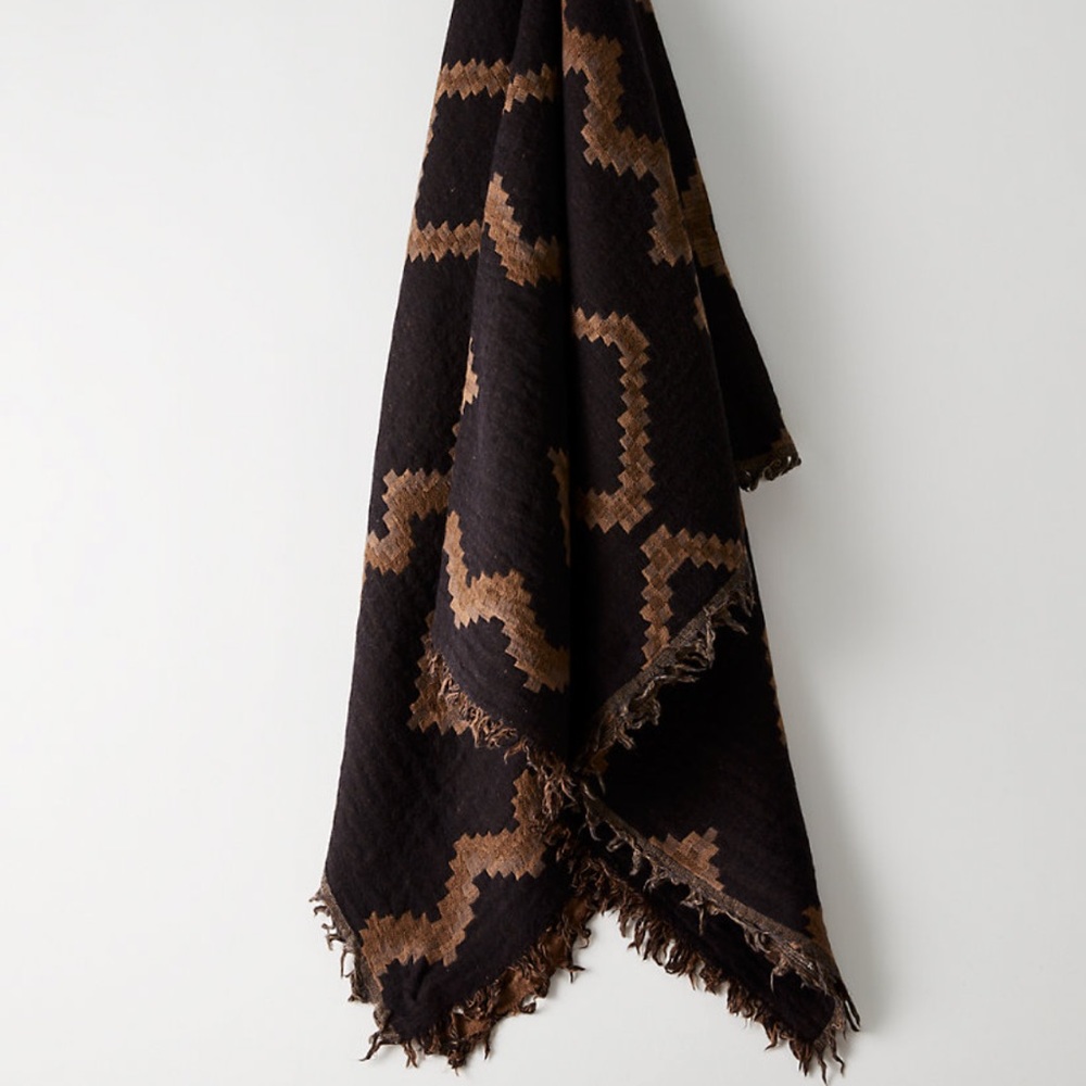 Aritzia diamond mosaic blanket scarf